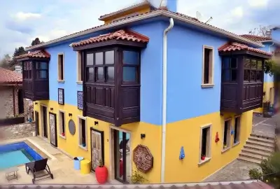 Selçuk’ta, St. Jean Bazilikası’na yakın konumda taş mimarili Ayasoluk Hotel; teras manzarası, küçük havuz ve yerel kahvaltı sunan butik otel